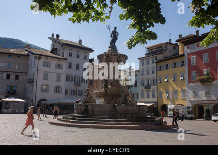 Achtzehnten Jahrhunderts Neptunbrunnen auf der Piazza Duomo, Trient. Stockfoto