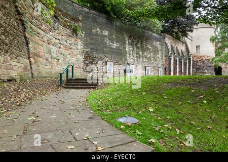 Ein Abschnitt der Burgmauer in Nottingham Castle mit dem Gate House in der Ferne, Nottingham, England, UK. Stockfoto