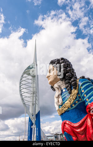 Die Emirate Spinnaker Tower am Gunwharf Quay in Portsmouth mit einem alten Schiff Bogen Galionsfigur auf Stockfoto