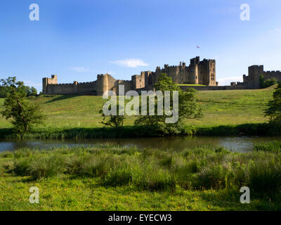 Alnwick Castle am Ufer des Flusses Aln Alnwick Northumberland England Stockfoto