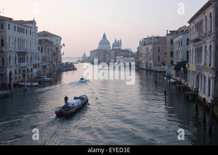 Am frühen Morgen Transport von Gütern auf Canal Grande von Venedig von Ponte Accademia gesehen. Stockfoto