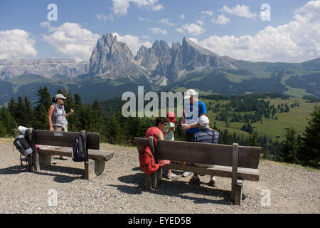 Wanderer am oberen Rand der Cable Car Station am Piz Sorega, oberhalb der Südtiroler Stadt von St. Ulrich-Sankt Ulrich in den Dolomiten Stockfoto