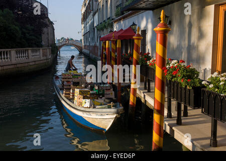 Lieferung Mann kehrt zurück vom Bootssteg, wieder am Canal Grande nach Abwurf Lieferungen in Venedig, Italien. Stockfoto