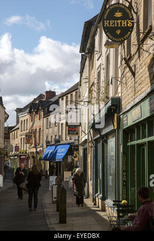 Schmale Einkaufsstraße im Stadtzentrum von Cirencester, Gloucestershire, England, UK Stockfoto