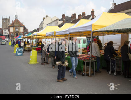 Marktstände in der High Street, Marlborough, Wiltshire, England, UK Stockfoto