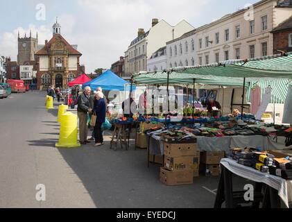 Marktstände in der High Street, Marlborough, Wiltshire, England, UK Stockfoto