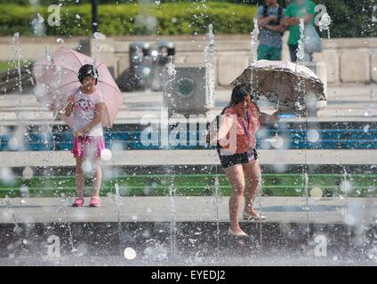 Shanghai, China. 28. Juli 2015. Bürgerinnen und Bürger zu plantschen über an einem Brunnen in Shanghai, Ost-China, 28. Juli 2015. Die maximale Temperatur von Shanghai am Dienstag erreichte 38,4 Grad Celsius. © Ding Ting/Xinhua/Alamy Live-Nachrichten Stockfoto