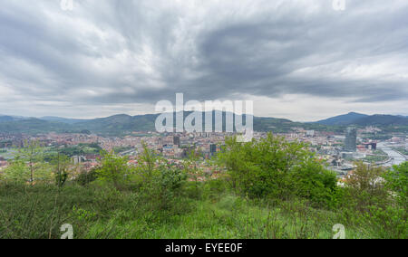 Bilbao-Skyline vom Artxanda Berg, stürmischer Tag Stockfoto