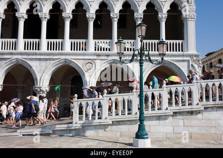 Touristenmassen außerhalb der Dogenpalast in Piazza San Marco, Venedig, Italien Stockfoto