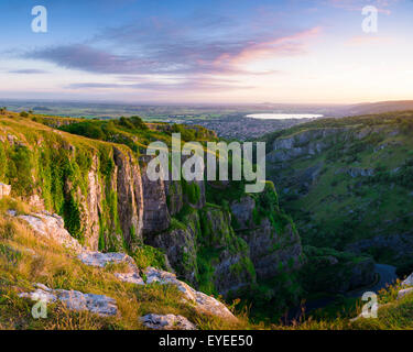 Sommerabend Blick von Cheddar Gorge in den Mendip Hills in Richtung Cheddar Reservoir, Somerset, England. Stockfoto