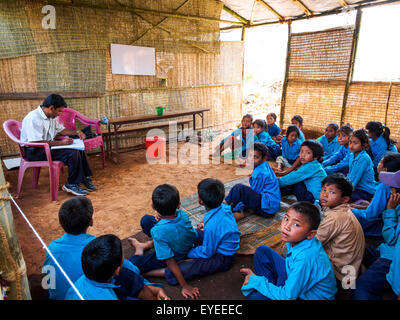 Klasse von Nepal Dorfkinder in temporären Schulgebäude nach 2015 Erdbeben. Stockfoto