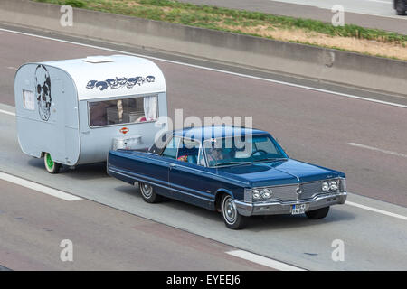 Klassische amerikanische Coupé mit einem alten Wohnwagen Stockfoto