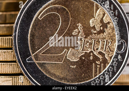 Stapel von Münzen auf weißem Hintergrund isoliert 2 Euro vor Stockfoto