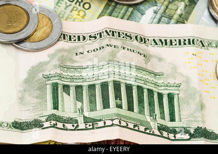 Geld Euro fünf Dollar Bill Münzen 5 Dollar, ein- und zwei-Euro-Münzen Stockfoto
