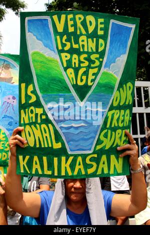 Fisher-Leute aus den Provinzen Batangas, Mindoro, Marinduque und Kalikasan Menschen Netzwerk für die Umwelt (Kalikasan PNE/Umweltschützer-Gruppe), Kaisahan ng Mga Mindoreno Laban sa Dayuhan bei Dambuhalang Pagmimina (Kalas Mina) und die Bukluran Para sa Inang Kalikasan – Batangas (BUKAL Batangas) Protest vor der Hauptsitz des Department Umwelt- und nationale Ressourcen (DENR) in Quezon City ruft zu "The Verdes Island Passage" Speichern über die anhaltenden Bergbau durch die Kanada-basierte MRL-Egerton und norwegischen Intex Ressourcen Bedrohungen in ihren Provinzen. Die Verde ist Stockfoto