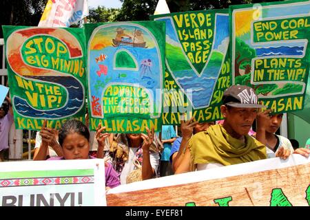 Fisher-Leute aus den Provinzen Batangas, Mindoro, Marinduque und Kalikasan Menschen Netzwerk für die Umwelt (Kalikasan PNE/Umweltschützer-Gruppe), Kaisahan ng Mga Mindoreno Laban sa Dayuhan bei Dambuhalang Pagmimina (Kalas Mina) und die Bukluran Para sa Inang Kalikasan – Batangas (BUKAL Batangas) Protest vor der Hauptsitz des Department Umwelt- und nationale Ressourcen (DENR) in Quezon City ruft zu "The Verdes Island Passage" Speichern über die anhaltenden Bergbau durch die Kanada-basierte MRL-Egerton und norwegischen Intex Ressourcen Bedrohungen in ihren Provinzen. Die Verde ist Stockfoto