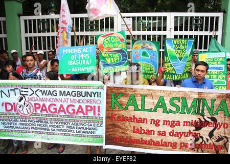 Fisher-Leute aus den Provinzen Batangas, Mindoro, Marinduque und Kalikasan Menschen Netzwerk für die Umwelt (Kalikasan PNE/Umweltschützer-Gruppe), Kaisahan ng Mga Mindoreno Laban sa Dayuhan bei Dambuhalang Pagmimina (Kalas Mina) und die Bukluran Para sa Inang Kalikasan – Batangas (BUKAL Batangas) Protest vor der Hauptsitz des Department Umwelt- und nationale Ressourcen (DENR) in Quezon City ruft zu "The Verdes Island Passage" Speichern über die anhaltenden Bergbau durch die Kanada-basierte MRL-Egerton und norwegischen Intex Ressourcen Bedrohungen in ihren Provinzen. Die Verde ist Stockfoto