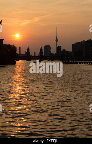 Berlin, Kreuzberg - Sonnenuntergang über Spree, Oberbaumbrücke und TV-Turm Stockfoto