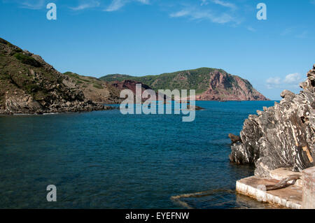 Das felsige Bucht und die Küste von Els Alocs auf der Insel Menorca Spanien Stockfoto