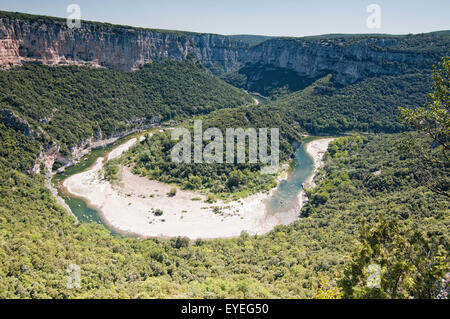 Ardèche Fluss schlängelt sich durch den Canyon. Gorges de l'Ardèche. Frankreich. Stockfoto