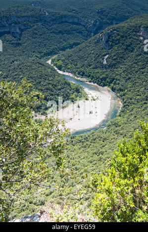 Ardèche Fluss schlängelt sich durch den Canyon. Gorges de l'Ardèche. Frankreich. Stockfoto