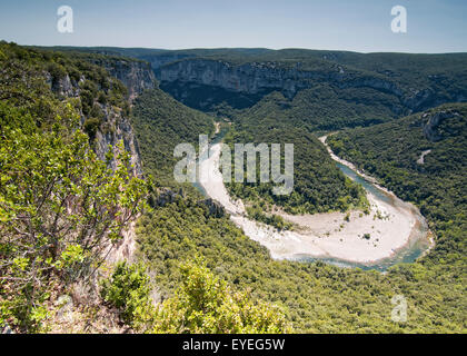 Ardèche Fluss schlängelt sich durch den Canyon. Gorges de l'Ardèche. Frankreich. Stockfoto