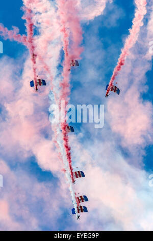 Die Royal Air Force Falcons Fallschirm Display Team in Aktion Stockfoto