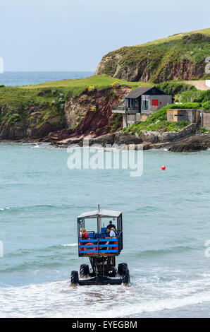 Das Meer-Traktor die Kreuze zwischen Bigbury-sur-mer und Burgh Island bei Flut, Devon, England, UK Stockfoto