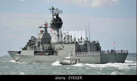 AJAXNETPHTO. 1. JUNI 2015. PORTSMOUTH, ENGLAND. -ABFAHRT FREGATTE - HMAS ANZAC FÄHRT PNB NACH IHREM LETZTEN BESUCH. FOTO: TONY HOLLAND/AJAX REF; DTH150106 38254 Stockfoto