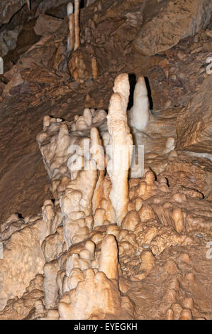 Stalagmiten in der Tropfsteinhöhle. Stockfoto