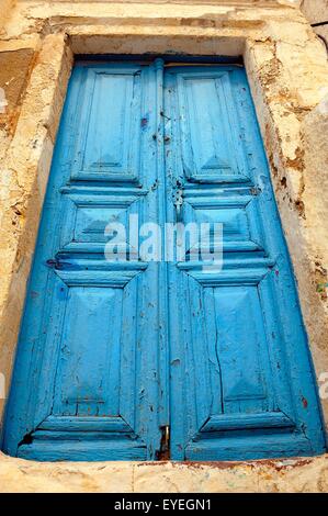 Eine blaue rustikale bemalten Tür in dem Dorf Emporio, Santorini, Griechenland Stockfoto