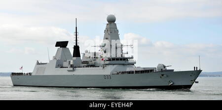 AJAXNETPHOTO. 15. MAI 2015. -PORTSMOUTH, ENGLAND. -ART 45 ZERSTÖRER HMS DAUNTLESS EINGABE HAFEN WEITER ZURÜCK GOLF BEREITSTELLUNG. FOTO: TONY HOLLAND/AJAX REF: DTH151505 38028 Stockfoto