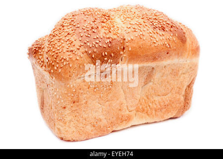 Ein Laib Brot, bestreut mit Sesam, isoliert auf weißem Hintergrund. Stockfoto