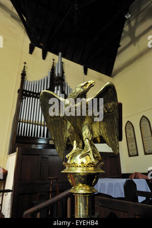 Brass Eagle Rednerpult in St Matthew Kirche, Guildford, Westaustralien Stockfoto