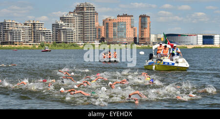 Kazan, Russland. 28. Juli 2015. Während die Frauen 10 km Marathon Open Water Event der 16. FINA Swimming World Championships am Kazanka Veranstaltungsort in Kazan, Russland, 28. Juli 2015 konkurrieren Schwimmer. Foto: MARTIN SCHUTT/Dpa/Alamy Live News Stockfoto