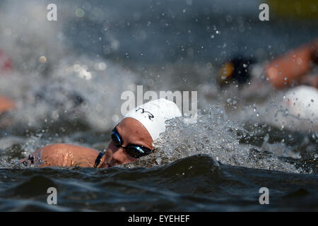 Kazan, Russland. 28. Juli 2015. Aurelie Muller von Frankreich konkurriert während der Frauen 10 km Freiwasserschwimmen Finale in Kasan, 28. Juli 2015. © Pavel Bednyakov/Xinhua/Alamy Live-Nachrichten Stockfoto