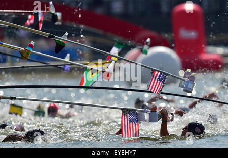 Kazan, Russland. 28. Juli 2015. Während die Frauen 10 km Marathon Open Water Event der 16. FINA Swimming World Championships am Kazanka Veranstaltungsort in Kazan, Russland, 28. Juli 2015 trinken Schwimmer. Foto: Martin Schutt/Dpa/Alamy Live News Stockfoto