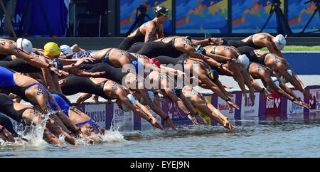 Kazan, Russland. 28. Juli 2015. Schwimmer starten bei der Frauen 10 km Marathon Open Water Event der 16. FINA Swimming World Championships am Kazanka Veranstaltungsort in Kazan, Russland, 28. Juli 2015. Foto: MARTIN SCHUTT/Dpa/Alamy Live News Stockfoto