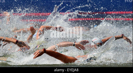 Kazan, Russland. 28. Juli 2015. Während die Frauen 10 km Marathon Open Water Event der 16. FINA Swimming World Championships am Kazanka Veranstaltungsort in Kazan, Russland, 28. Juli 2015 konkurrieren Schwimmer. Foto: MARTIN SCHUTT/Dpa/Alamy Live News Stockfoto