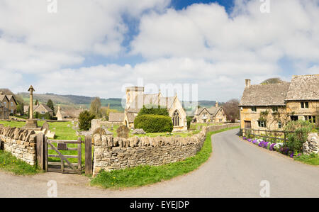 Die Cotswold Dorf von Snowshill und Kirche von St. Barnabas in der Nähe von Broadway im morgendlichen Licht, Gloucestershire, England, UK Stockfoto