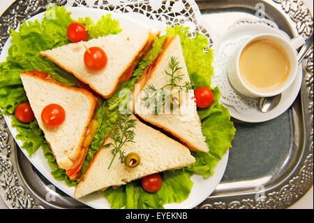 Essen auf der Flucht. Frische und leckere hausgemachte Canapés sandwiches Stockfoto