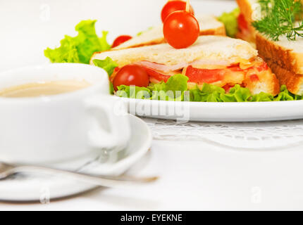 Essen auf der Flucht. Frische und leckere hausgemachte Canapés sandwiches Stockfoto