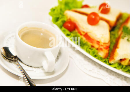 Essen auf der Flucht. Frische und leckere hausgemachte Canapés sandwiches Stockfoto