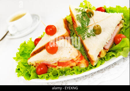 Essen auf der Flucht. Frische und leckere hausgemachte Canapés sandwiches Stockfoto