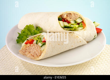 THUNFISCH SALAT WRAP Stockfoto