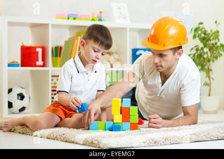 Kid Boy und Vater spielen Bauherren Stockfoto