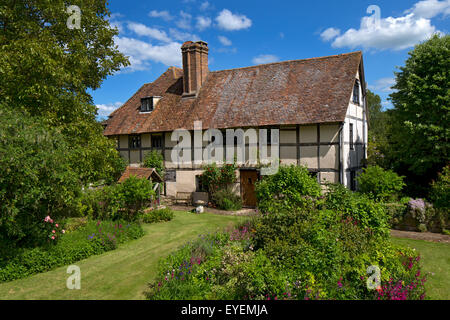 Alte englische Herrenhaus mit Sommerblume Boarder Stockfoto