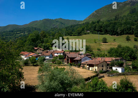 Typische ländliche Dorf von Espinaredo in Asturien, Nordspanien Stockfoto