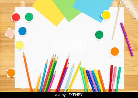 Gruppe Schulmaterial Farbe auf hölzernen Hintergrund Stockfoto