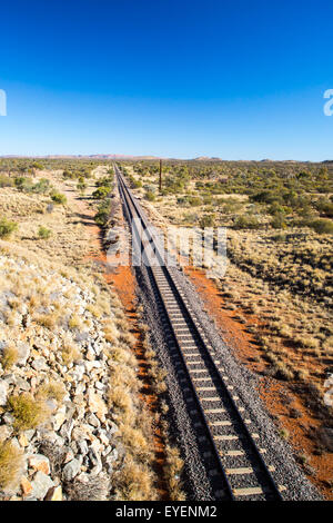 Die berühmte Ghan Railway in der Nähe von Alice Springs erstreckt sich bis hin zu Darwin im Northern Territory, Australien Stockfoto